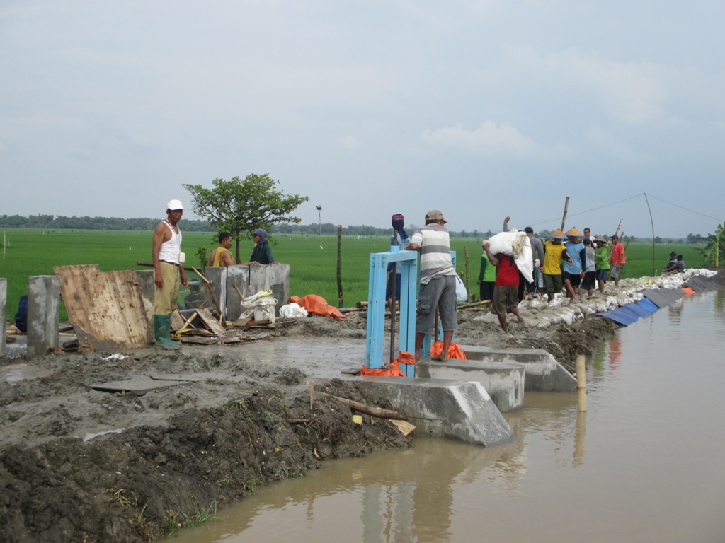 PELAKSANAAN PENANGANAN PENGENDALIAN BANJIR BENGAWAN SOLO PADA KALI INGAS.